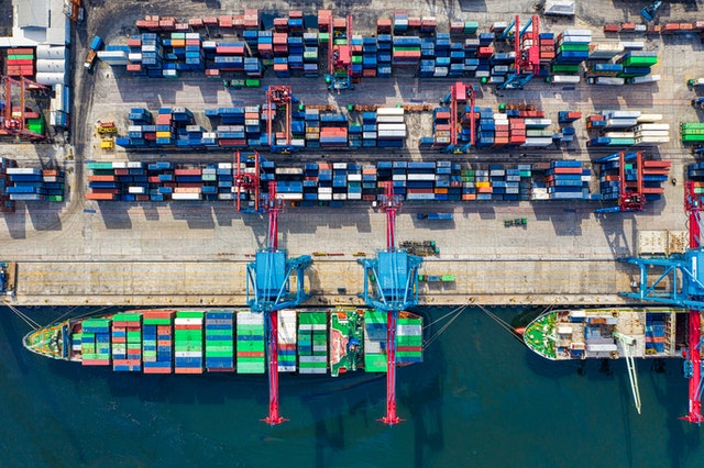 Containervervoer van schip tot vrachtwagen